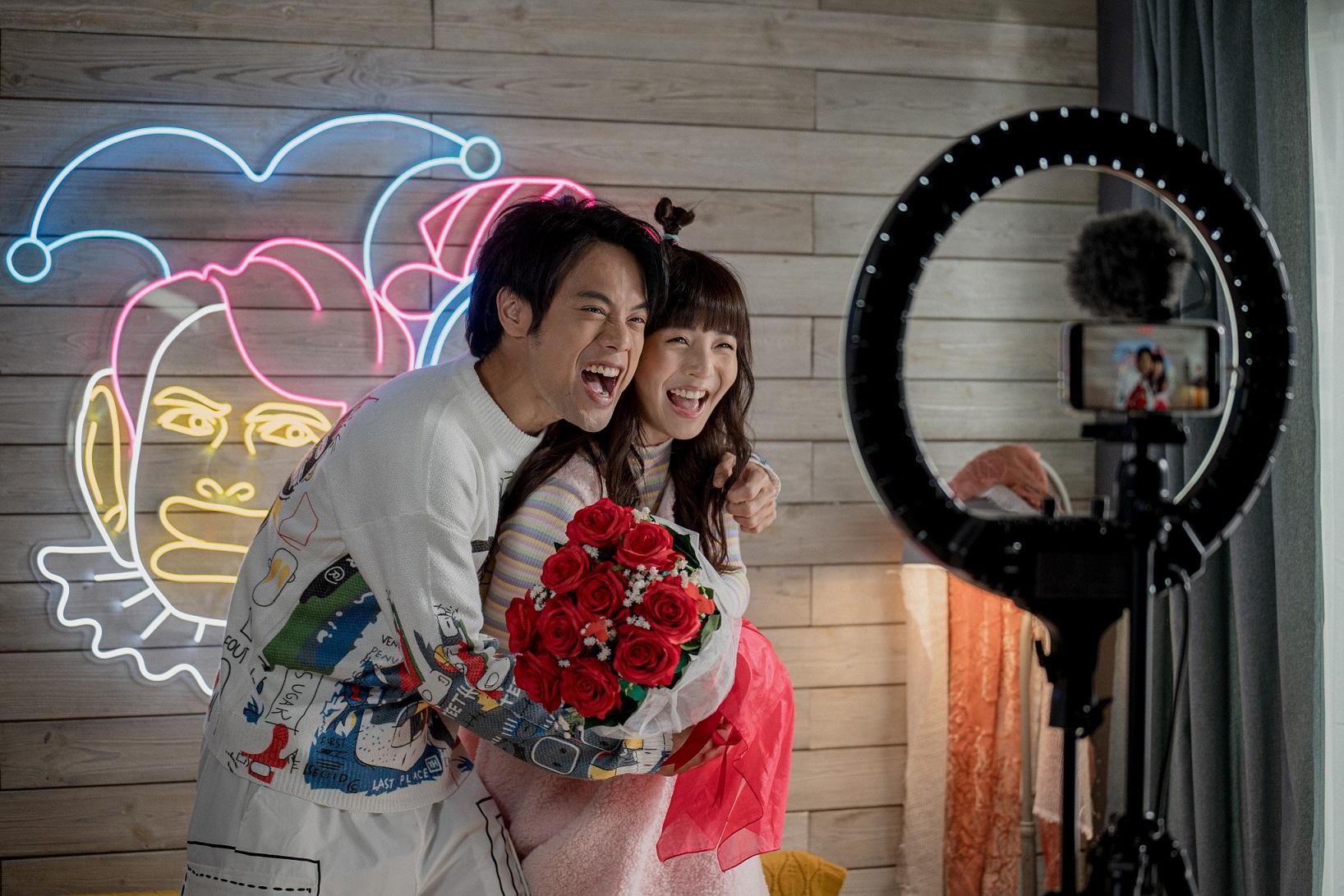 阿冰與陳健朗在戲中演KOL。(《1人婚禮》劇照)