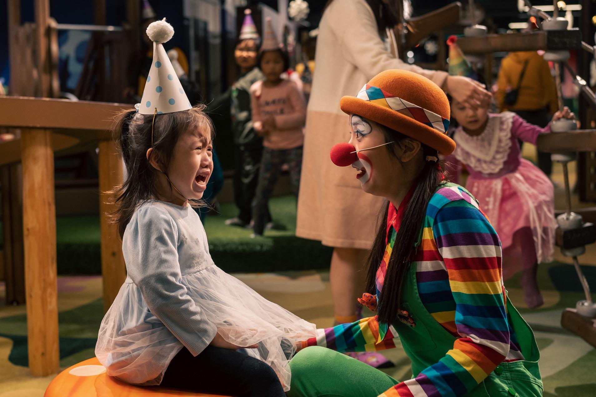 阿冰在《一人婚禮》演美女小丑YouTuber。(劇照)