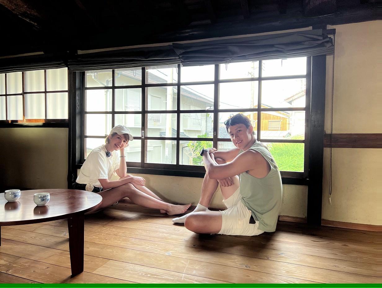 蘇皓兒Chloe So及陳安立Brian在《單車踩爆日本》由鏡頭前鬥到UNO。