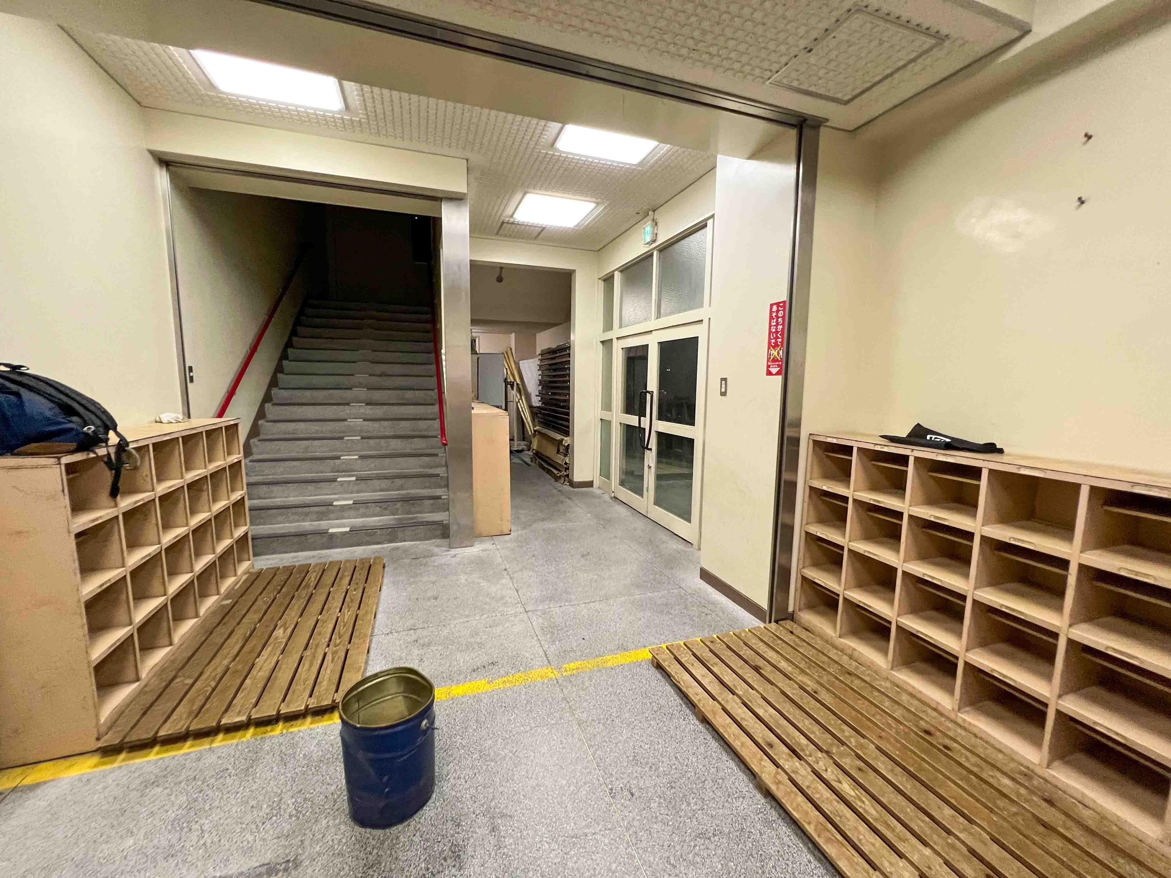 大阪市立花乃井中学校(Hananoi Junior High School)的鞋櫃。(導演Leo IG)