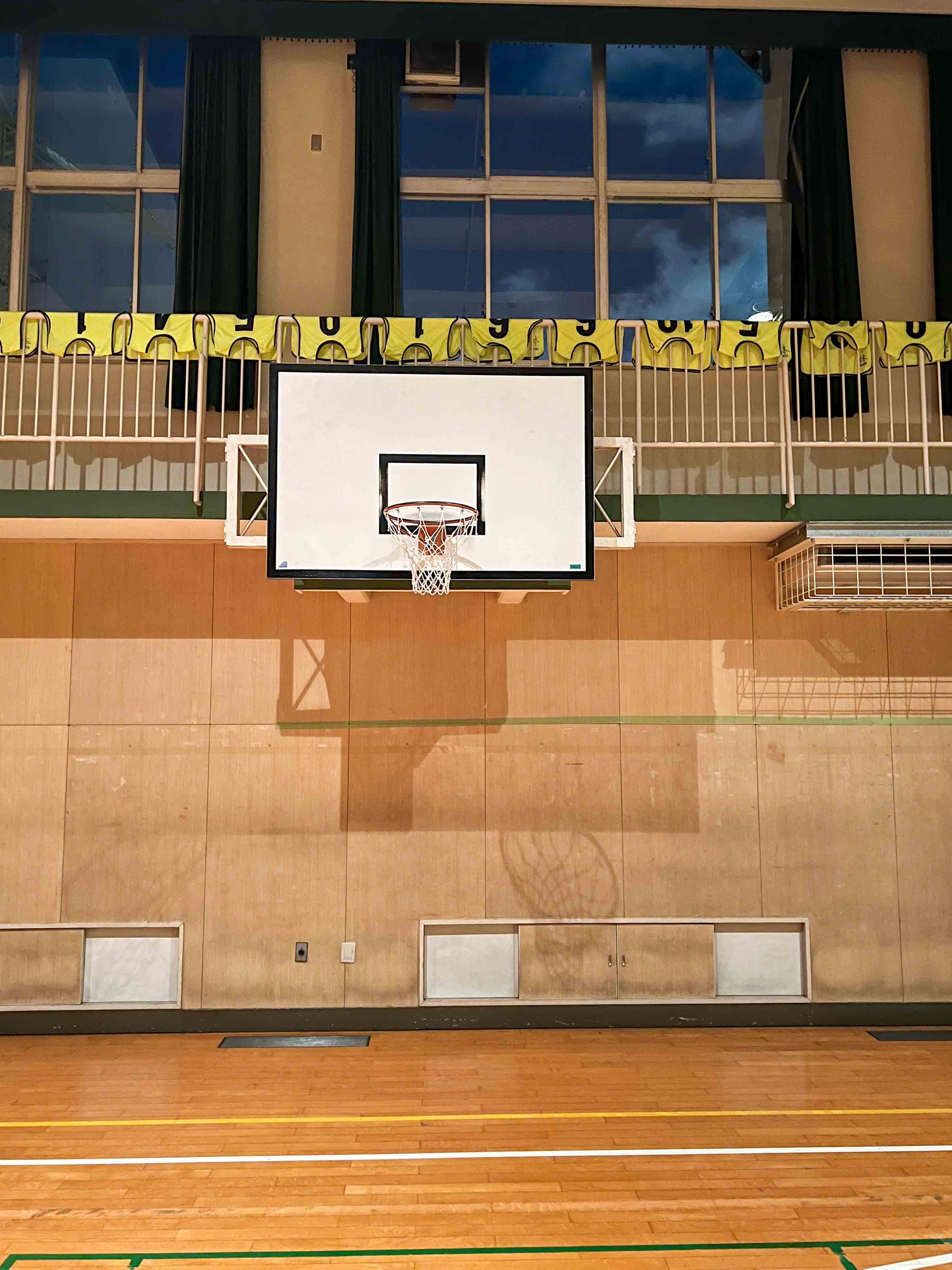 大阪市立花乃井中学校(Hananoi Junior High School)的籃框,可有想起世界が終るまでは…?(導演Leo IG)