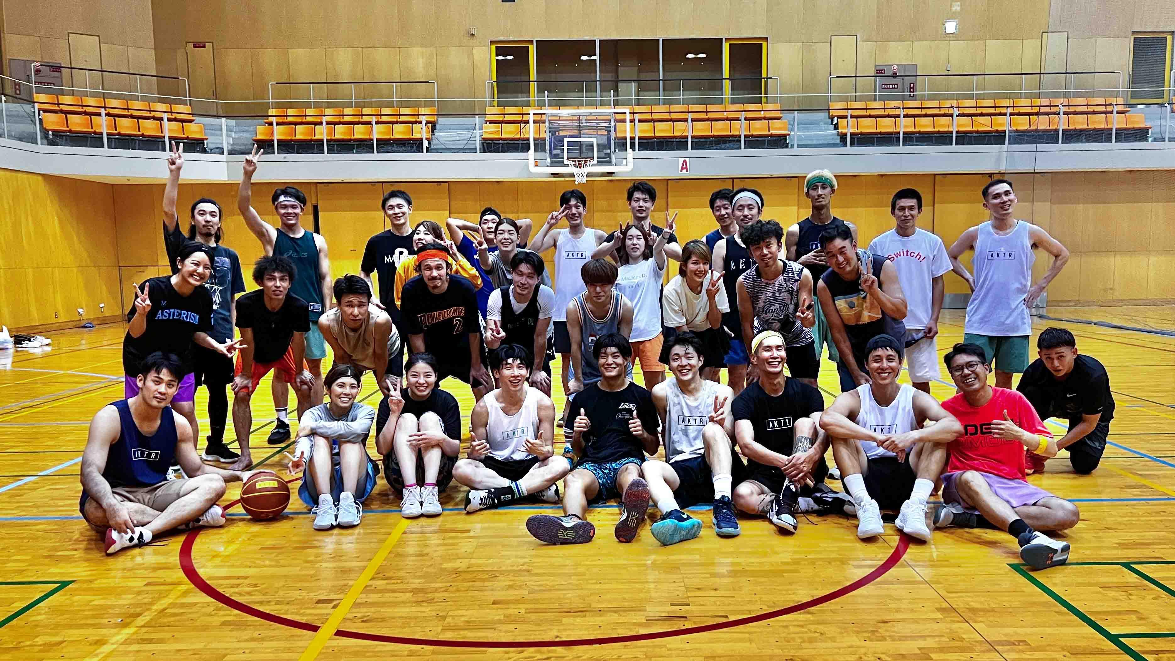 蘇皓兒、陳安立與《單車踩爆日本》團隊到日本街場及中學打籃球。(導演Leo IG)