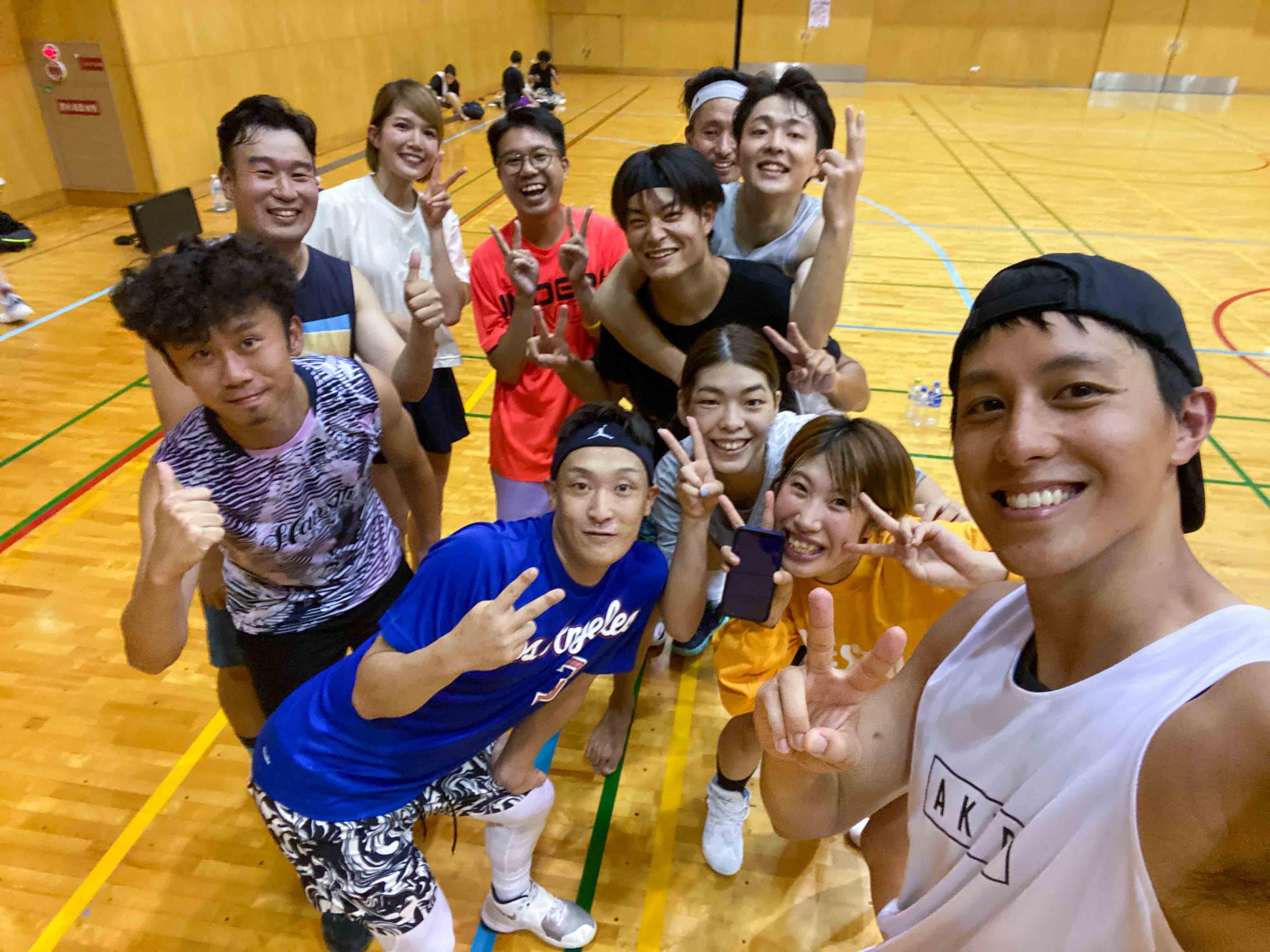 蘇皓兒、陳安立與《單車踩爆日本》團隊到日本街場及中學打籃球。(導演Leo IG)