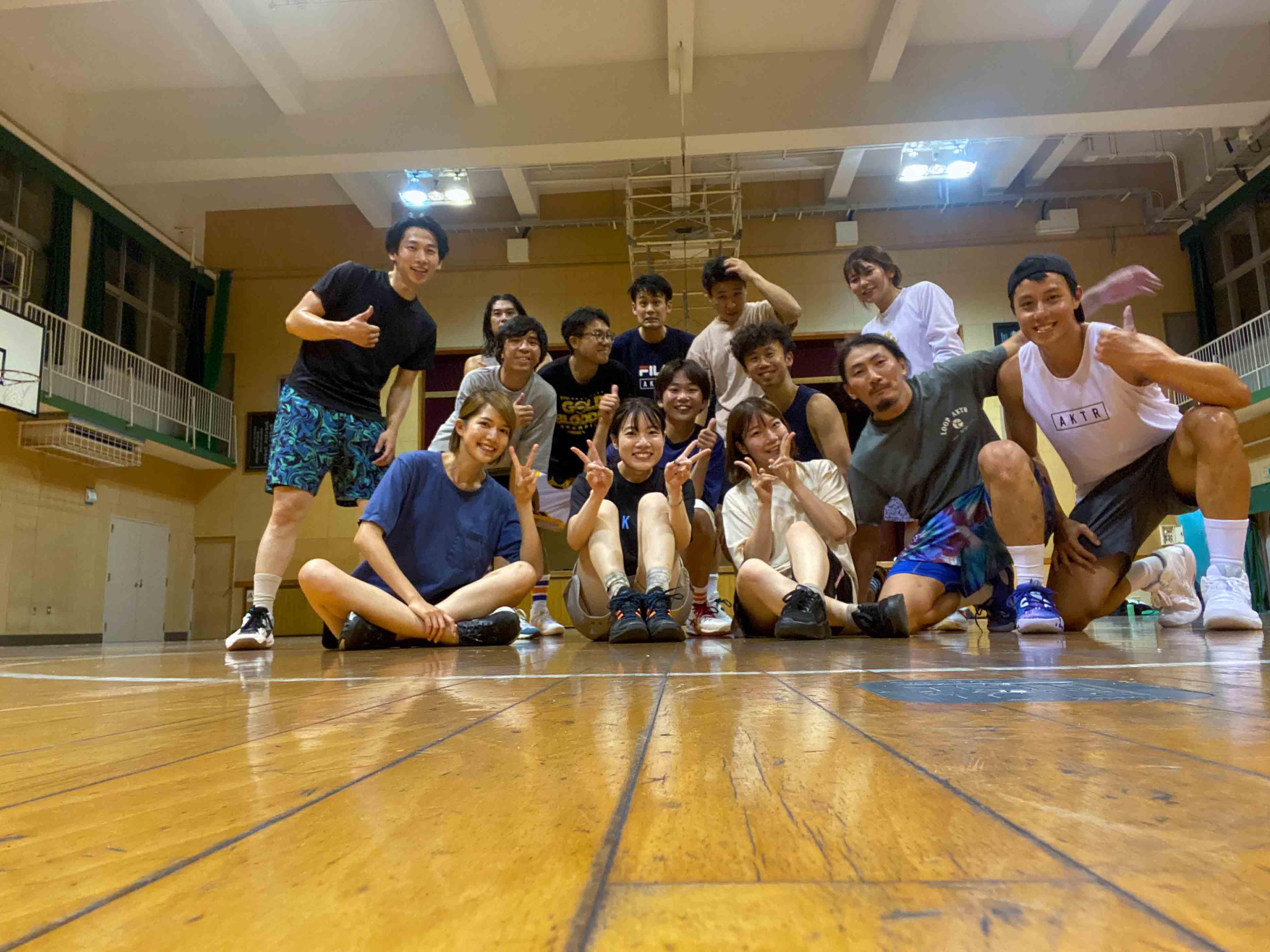 蘇皓兒、陳安立與《單車踩爆日本》團隊到日本街場及中學打籃球。(導演Leo IG)