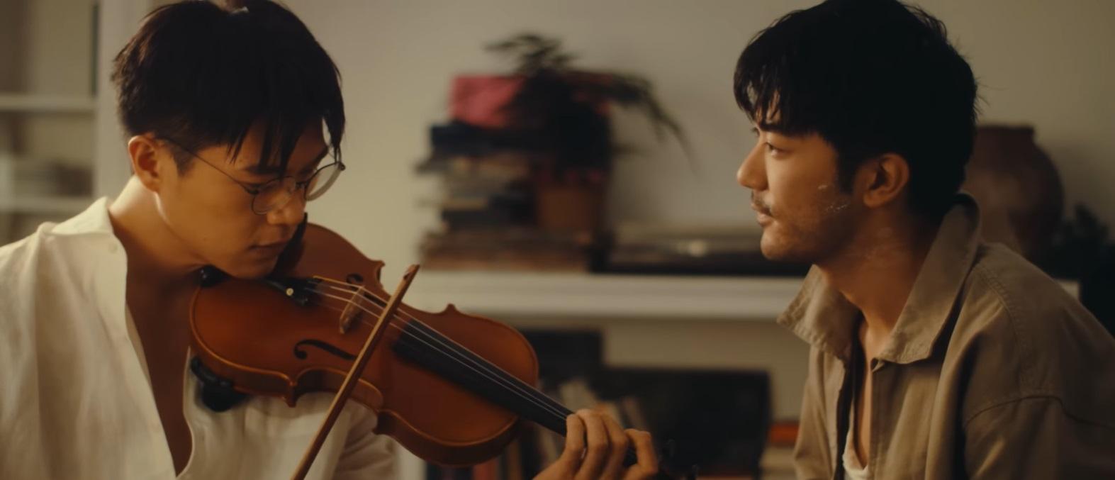 柯煒林與莫竣名為MV扮演一對同志情人。