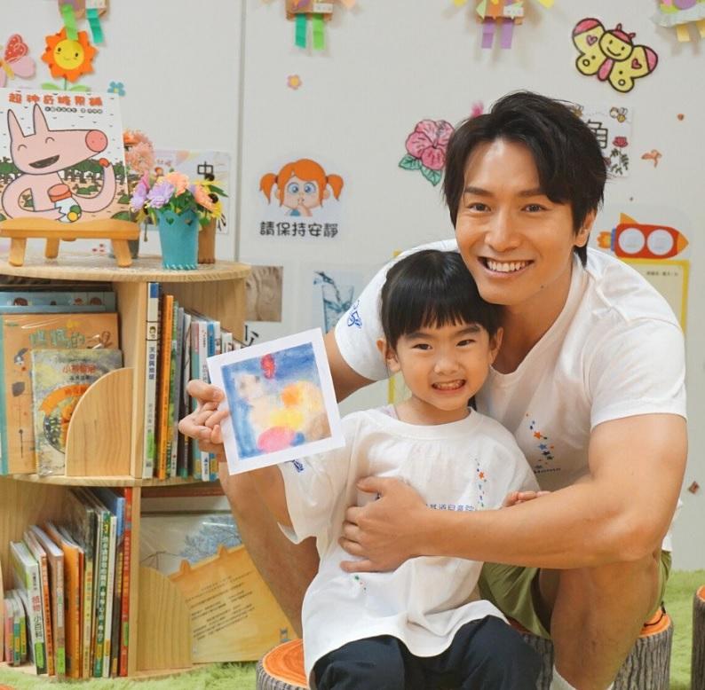 Abi很乖,明白爸爸Jason因工作忙暫時無法陪她玩。