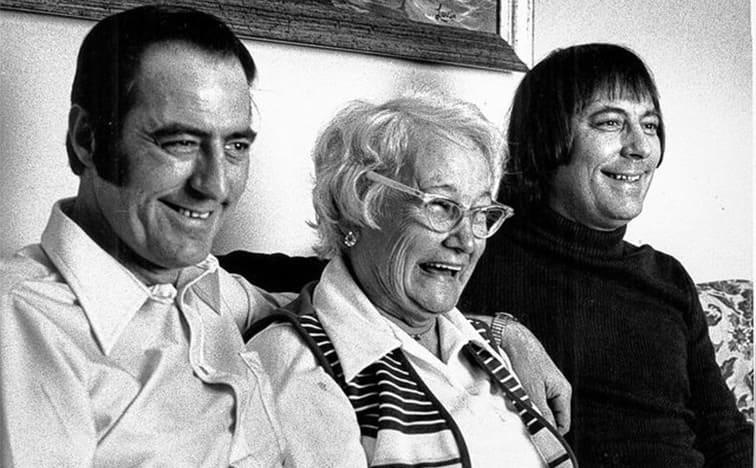 Lewis與養母及Springer。(互聯網)