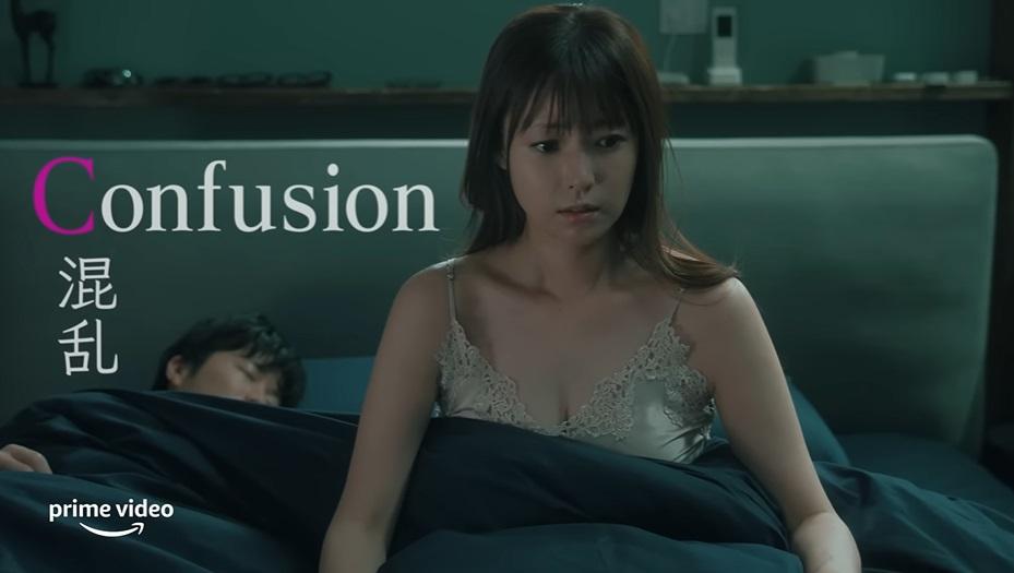 深田恭子穿內衣上陣,在床上展露事業線。