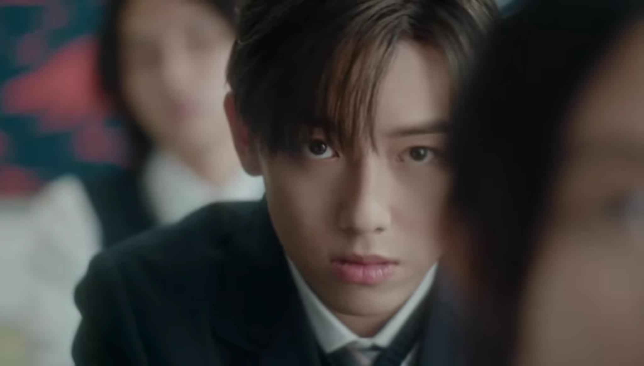 MC以極罕學生造型演繹青春校園劇橋段。