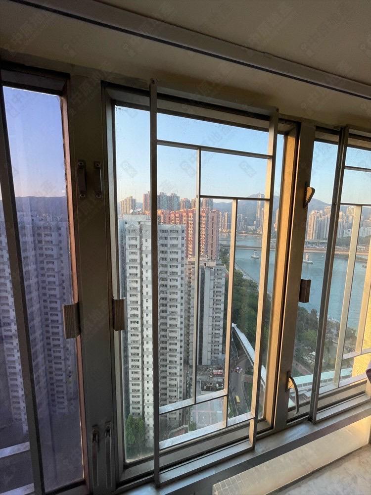 主人房景觀開揚,望側海景。(代理提供)