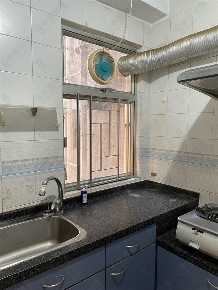 廚房空間足,裝修普通。(代理提供)