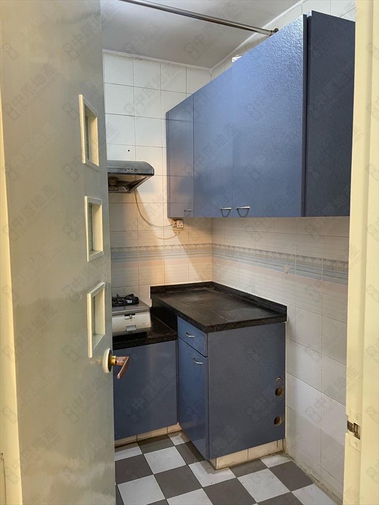 廚房空間足,裝修普通。(代理提供)