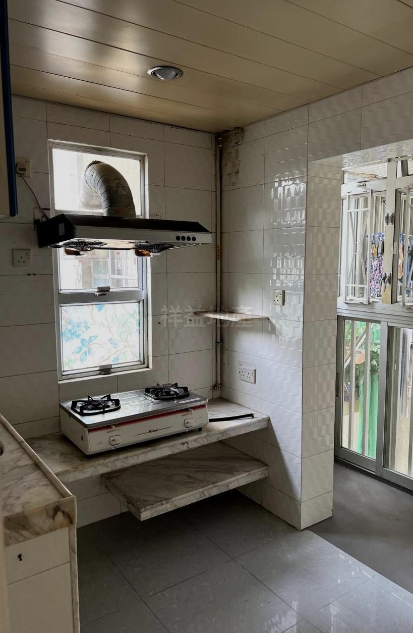 廚房外接小露台,方便晾曬衣物。(代理提供)