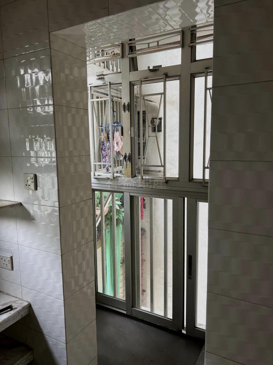 廚房外接小露台,方便晾曬衣物。(代理提供)