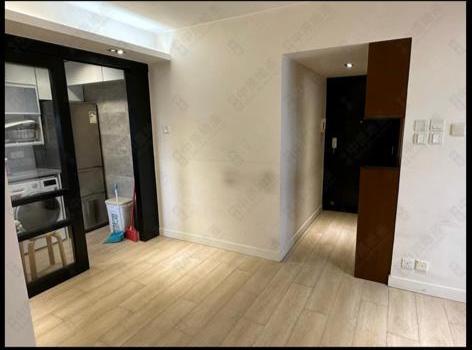 單位大廳和廚房以玻璃木框分隔,裝修雅緻,並能增加視覺空間感。(代理提供)