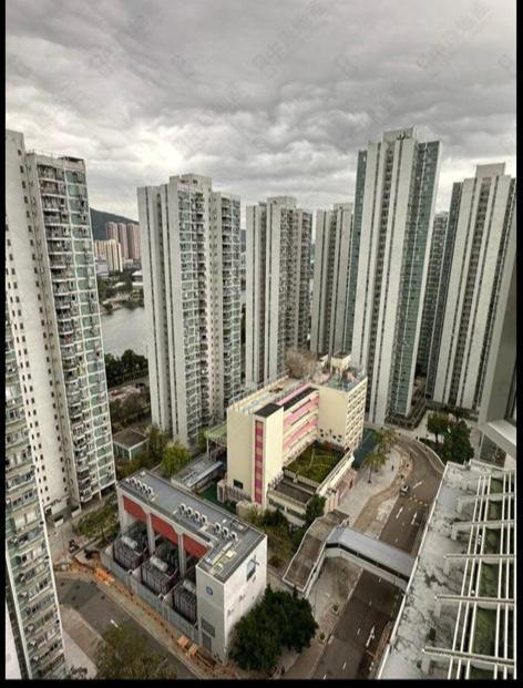 雖然單位景觀以樓景為主,但位處高層,仍相當開揚。(代理提供)