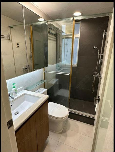 明廁浴室採企缸設計,新淨美觀。(代理提供)