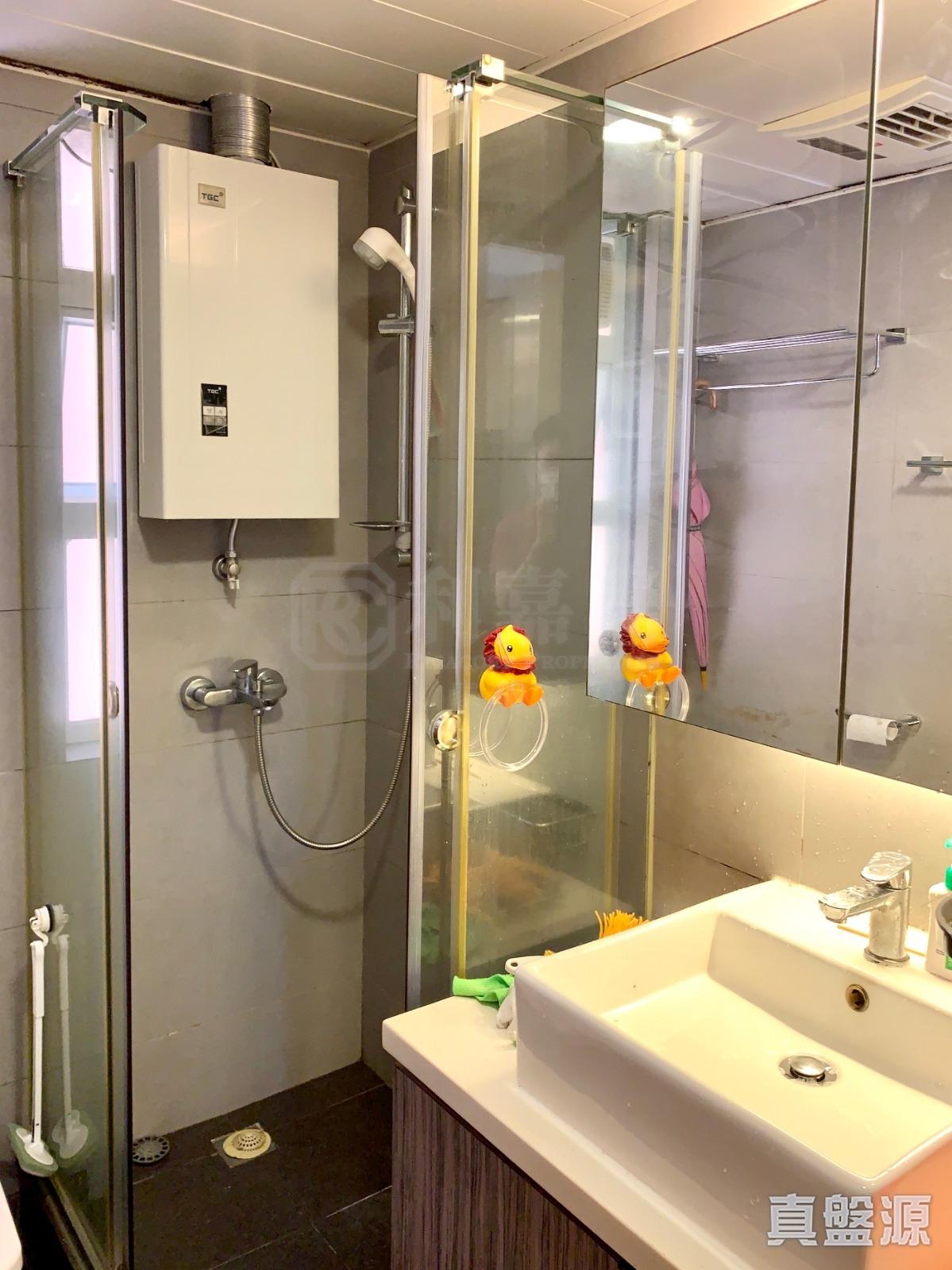 玻璃企缸設計的明廁浴室,整體新淨整潔。(代理提供)