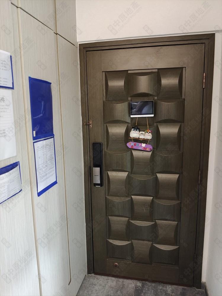 玄關位設有置頂鞋櫃和儲物櫃,大門亦簇新。(代理提供)