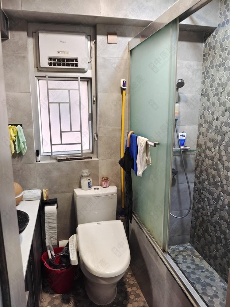 明廁浴室採企缸設計,整潔企理。(代理提供)