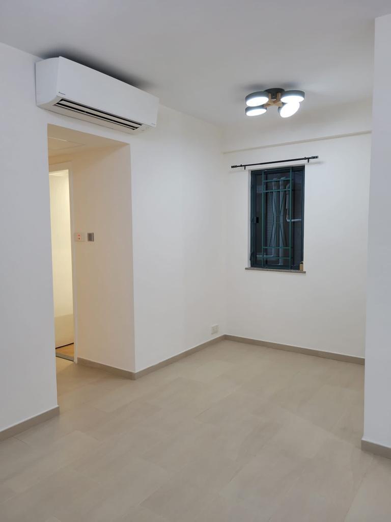 L型開則大廳間隔闊落實用,牆身和地板裝修亦新淨。(代理提供)