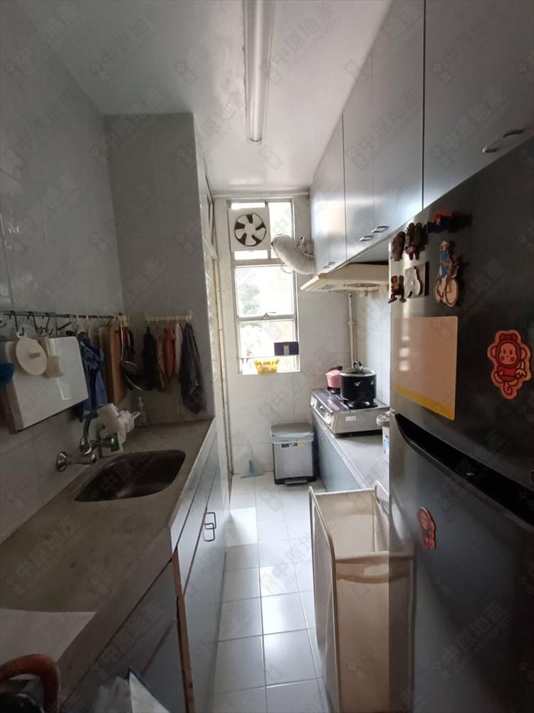 偏長形的廚房空間實用見使,設有大窗可令空氣更流通。(代理提供)