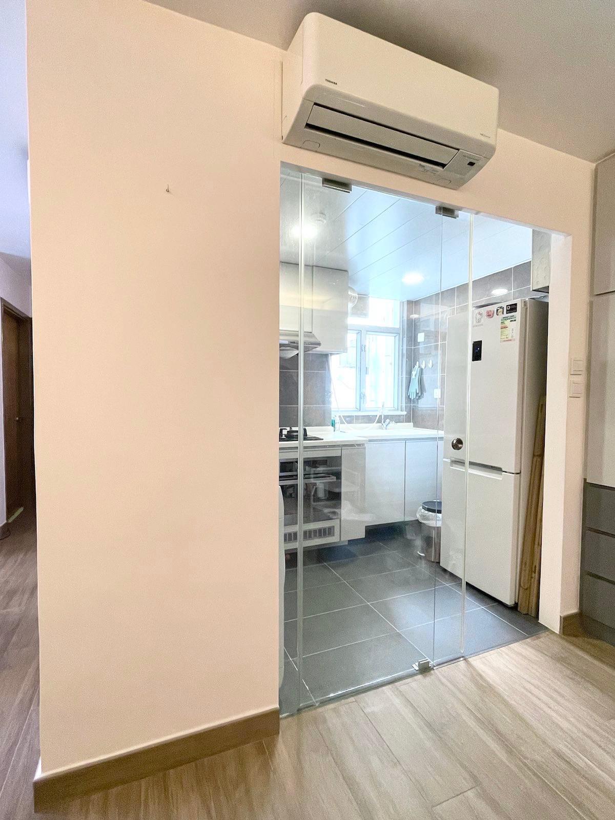 廚房採透明玻璃趟門設計,美觀實用,更有擴大視覺空間的效果。(代理提供)