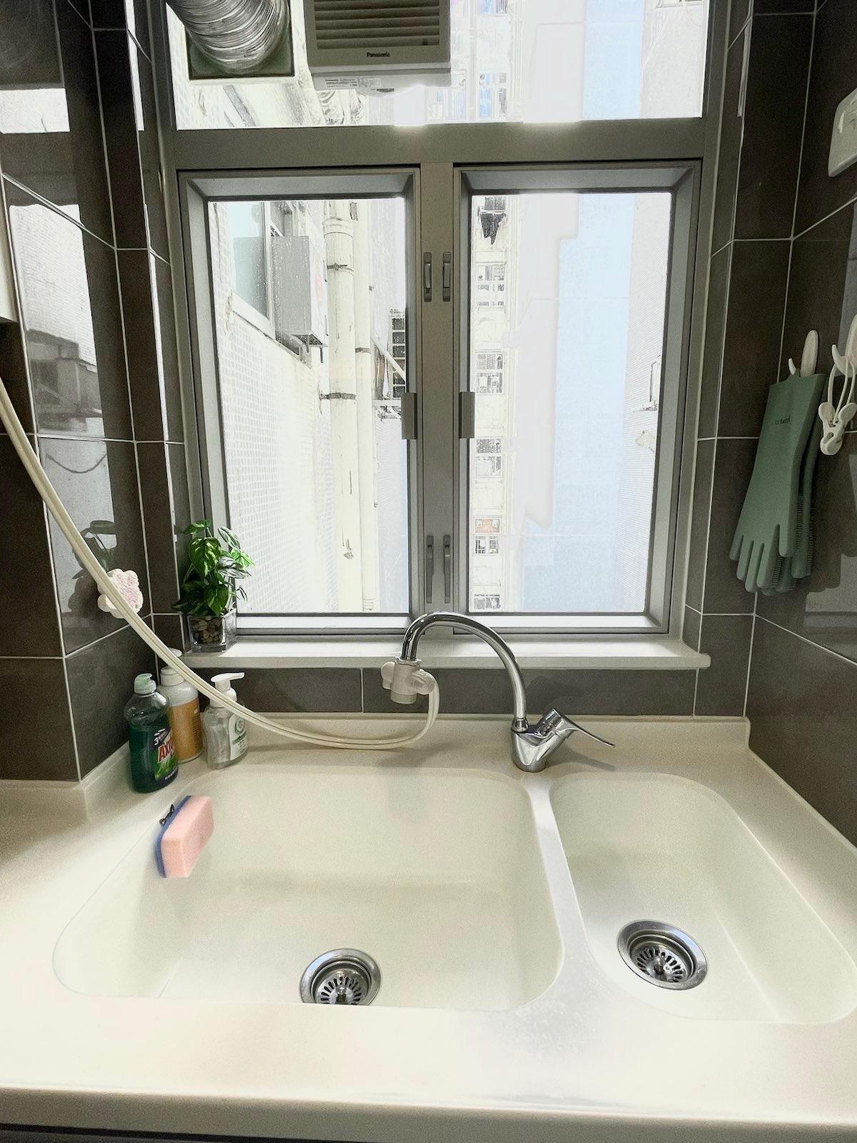 廚房採雙鋅盆設計。(代理提供)