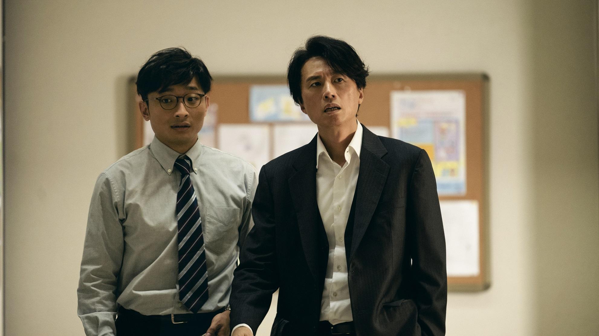 何啟華亦是首次擔當重要角色,與子華神比幽默絕不輸蝕。(《毒舌大狀》劇照)