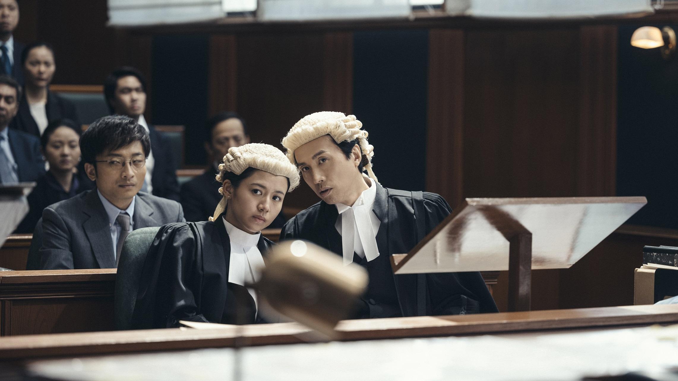 Renci戲中角色與黃子華的關係微妙,由看不起對方到合作打官司。(《毒舌大狀》劇照)