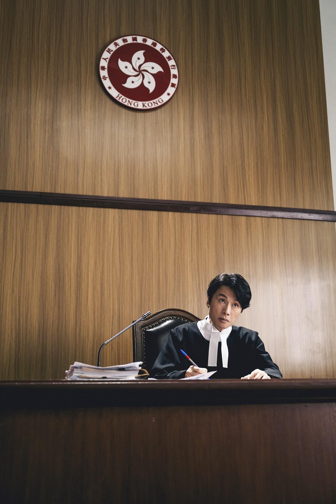 黃子華演的林涼水本是尖酸的裁判法官,對工作沒任何熱情可言。