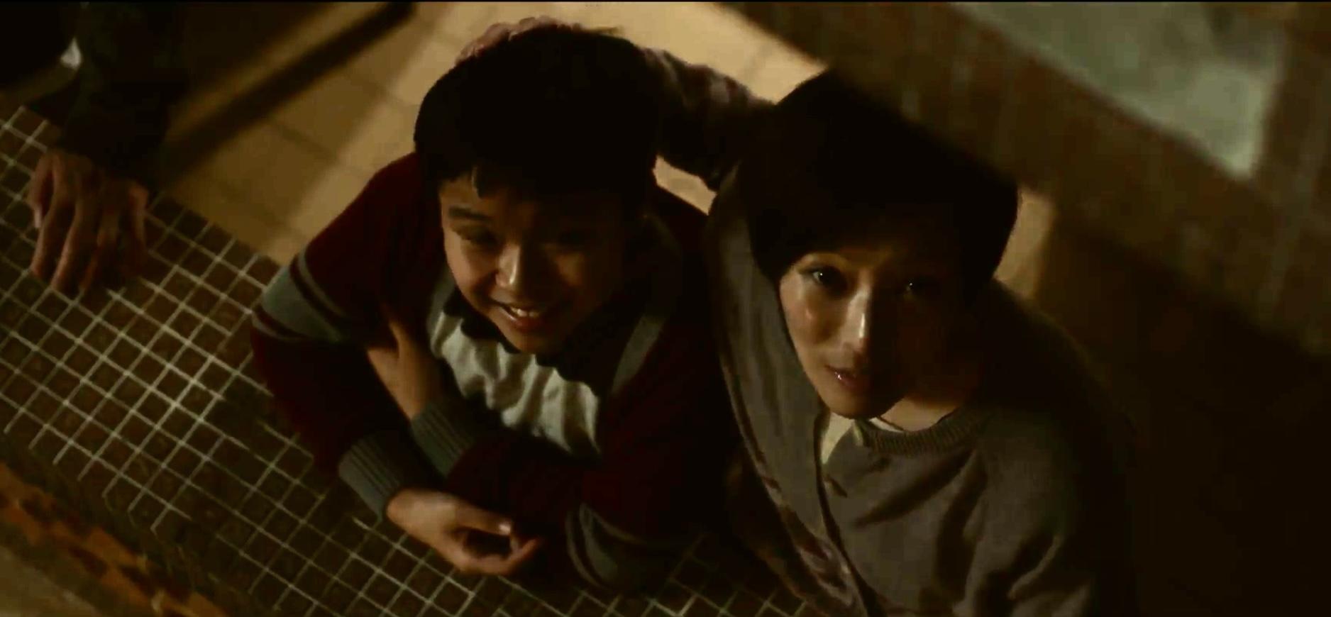 鄭秀文近乎素顏演師奶。