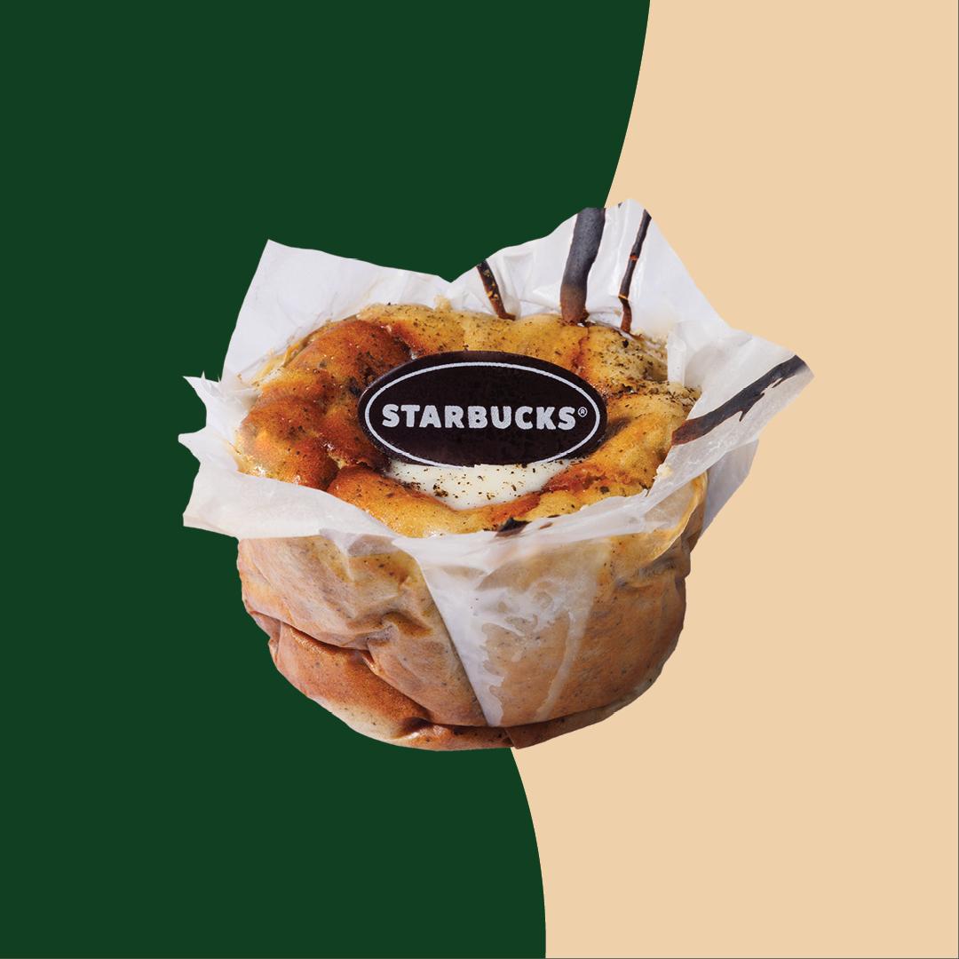 焙茶巴斯克蛋糕 — 忌廉芝士蛋糕經烘烤後變成深棕焦糖色,帶微微煙燻風味。蛋糕中注滿星巴 克經典焙茶醬,實在令人難以抗拒。