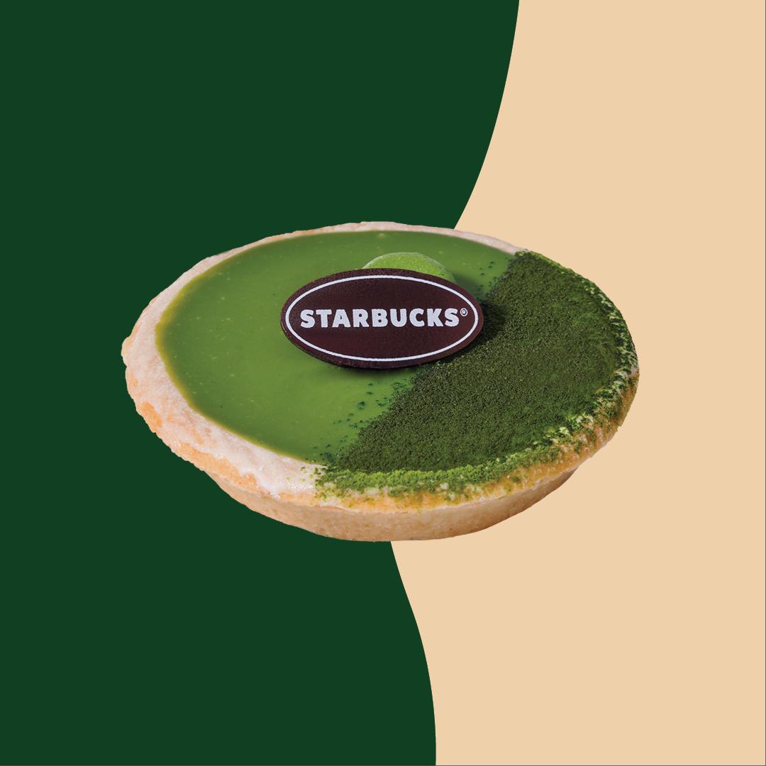 醇香抹茶撻 — 鬆化的牛油撻底先鋪上一層白朱古力,再鋪滿香滑濃郁的日式醇香抹茶醬,面層 以醇香抹茶粉及朱古力牌作裝飾,完美配搭出今季的抹茶主題飲品。