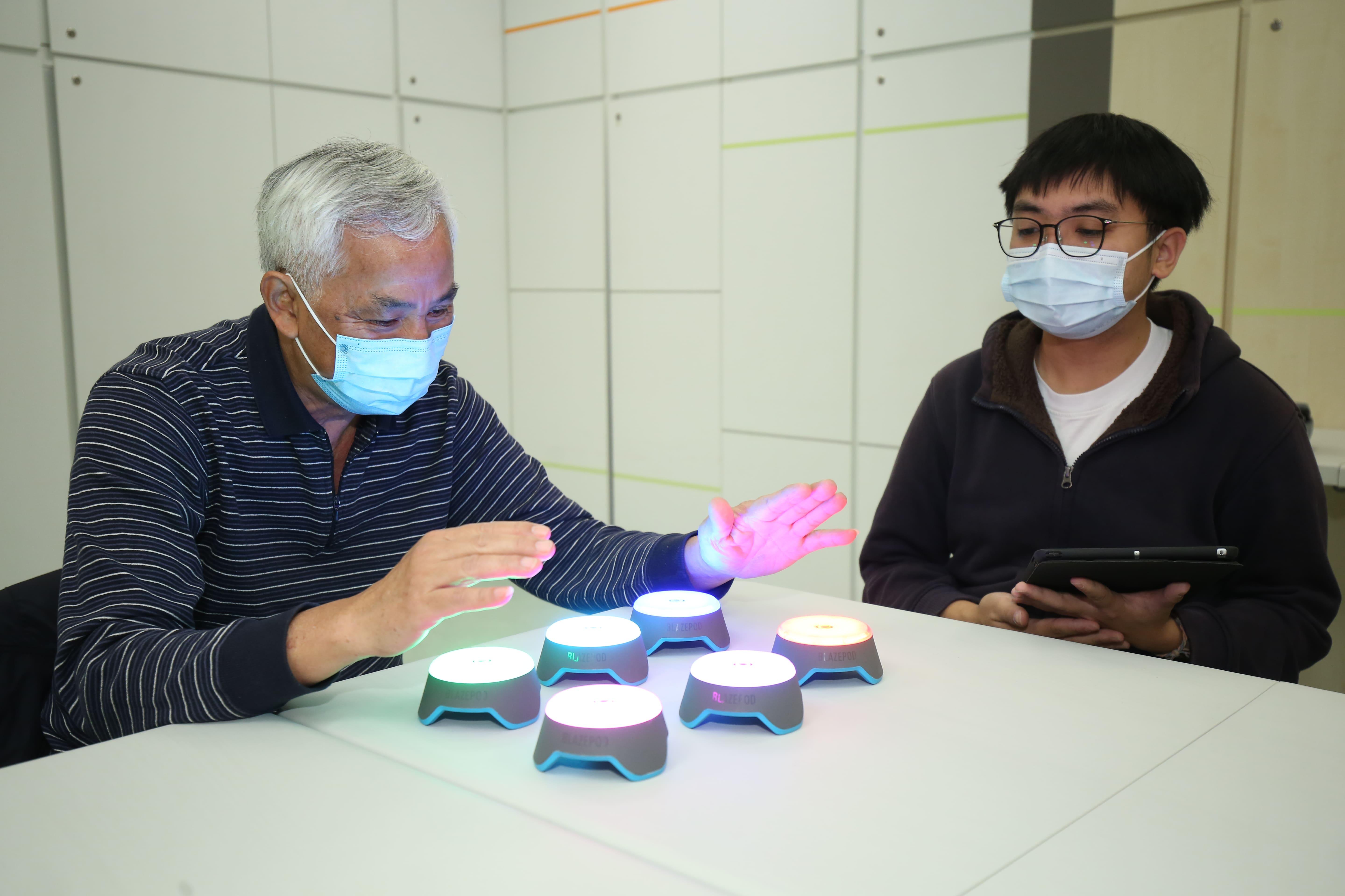 反應燈可以訓練長者對光的敏感度及反應力。