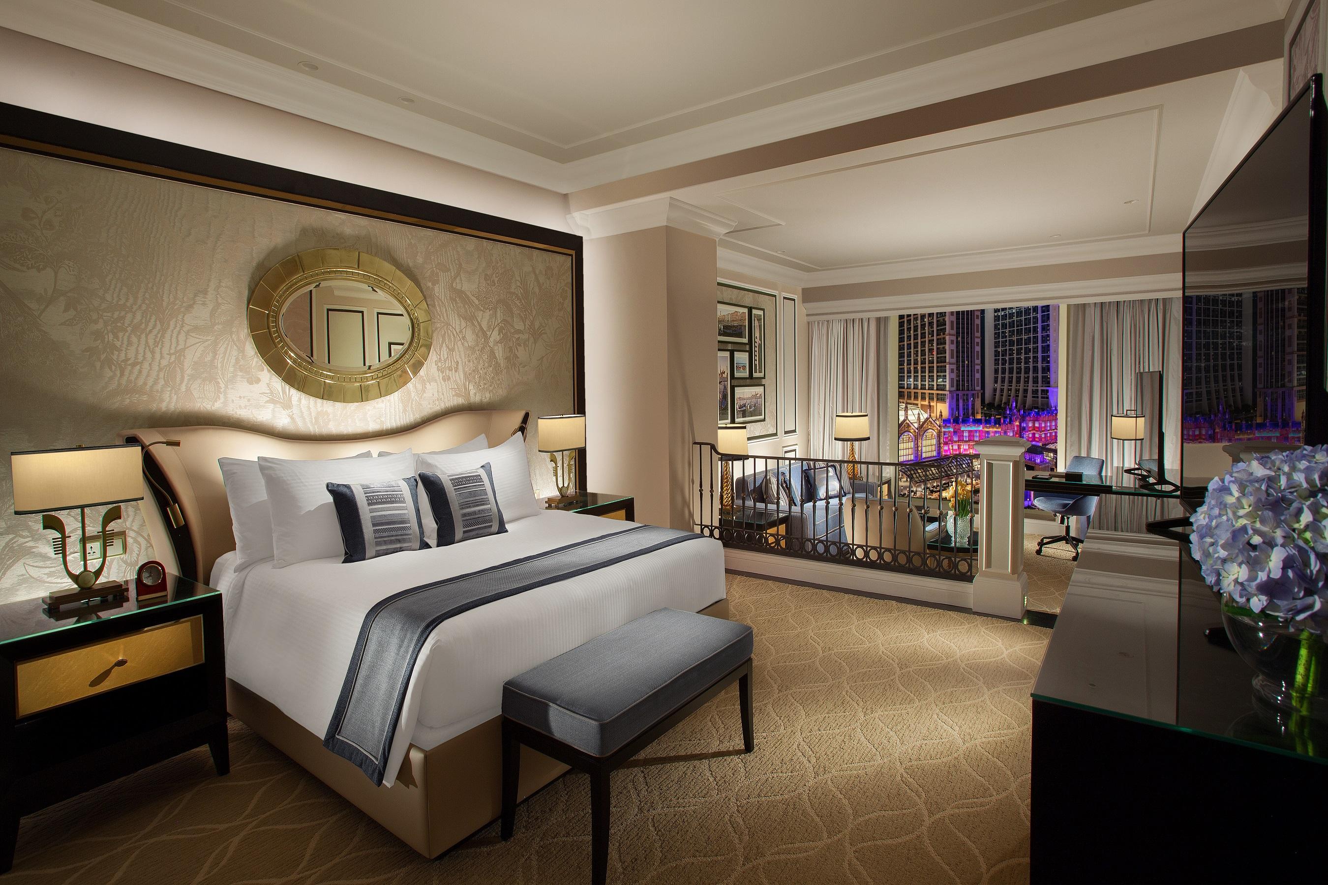 由即日起至2023年1月30日,旅客可以預訂「閃耀冬日住宿套票」,兩晚住宿套票由澳門幣1,669元*起,可選澳門威尼斯人、澳門巴黎人及澳門康萊德酒店的客房或套房