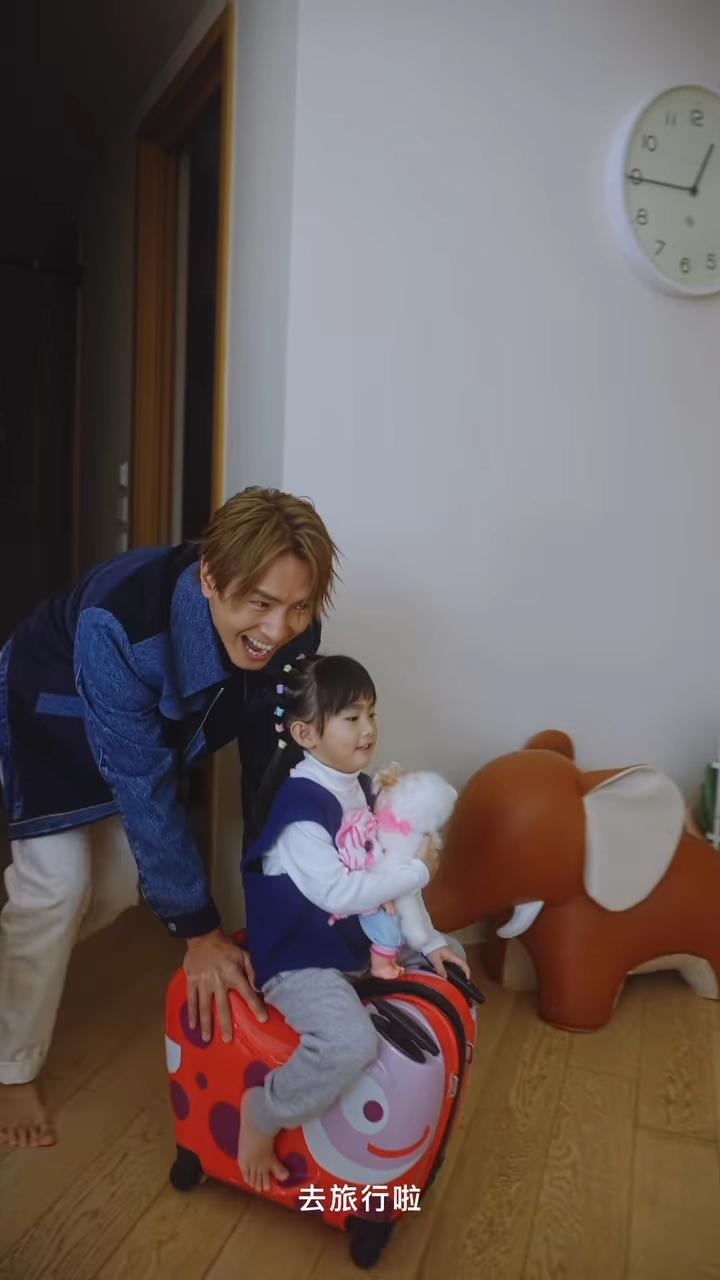 Jason為了個唱暫時避免跟愛女Abi玩,以免傷聲。