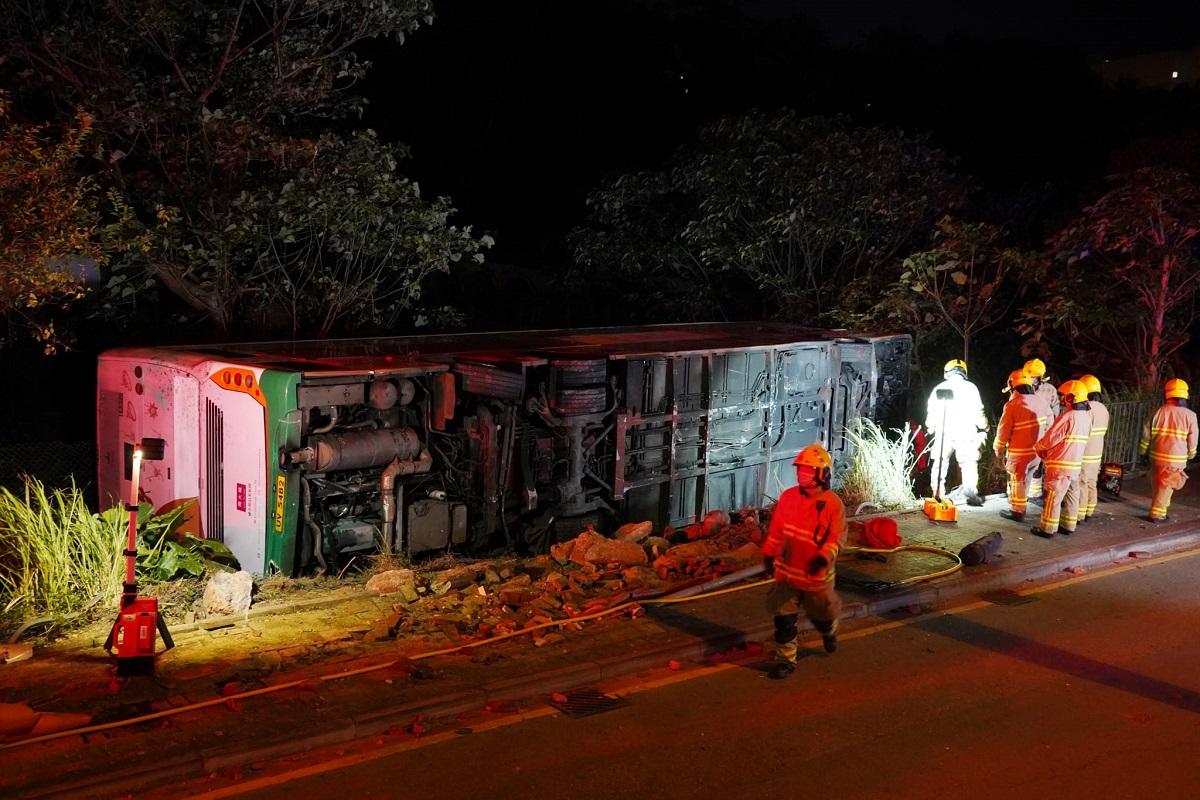 將軍澳康城路元旦日有新巴翻側,救援行動入夜後仍繼續。(資料圖片)