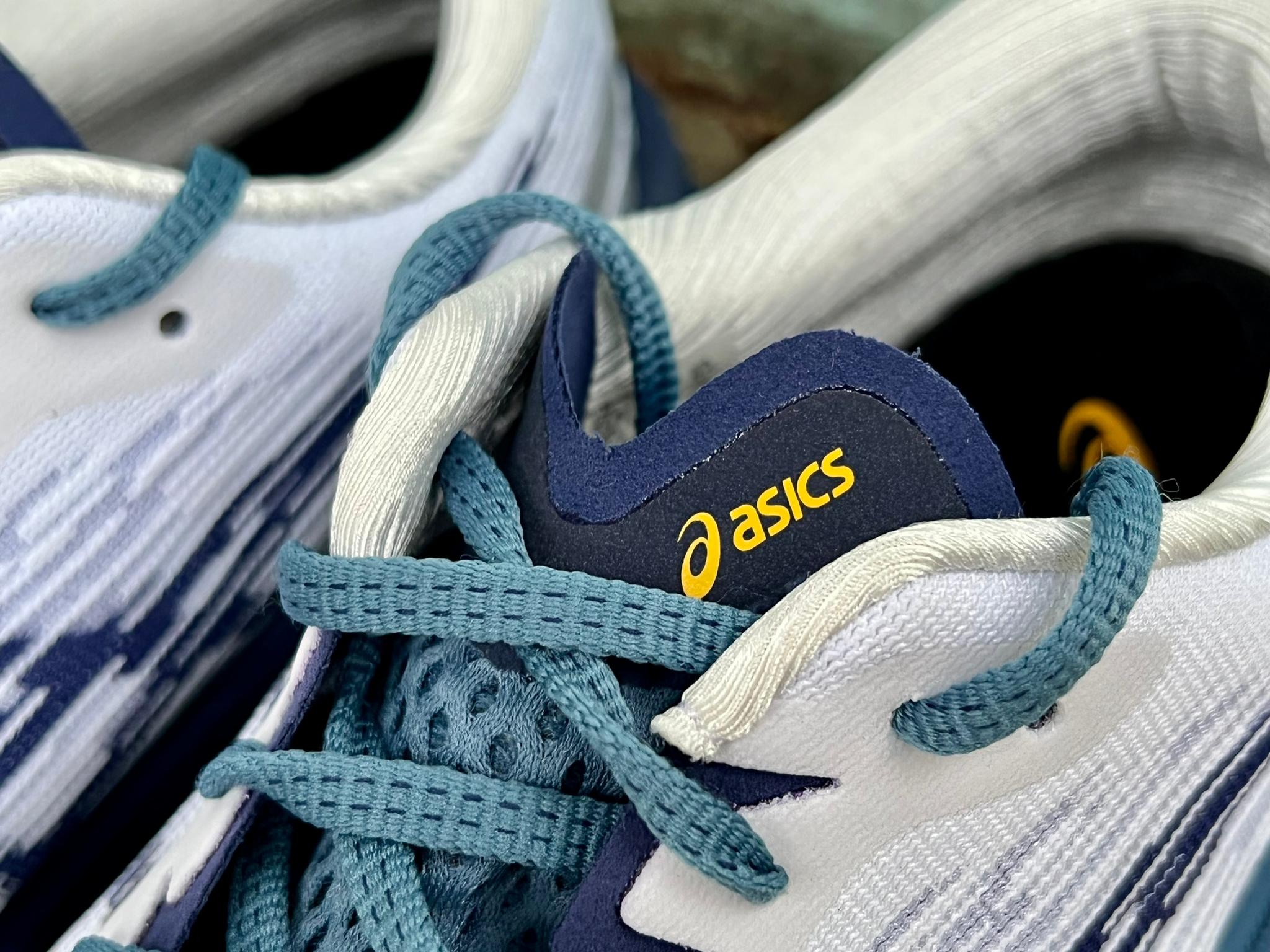 鞋舌根據腳背形狀叉開,背後有一小層軟墊避免腳背直接和鞋舌磨擦。