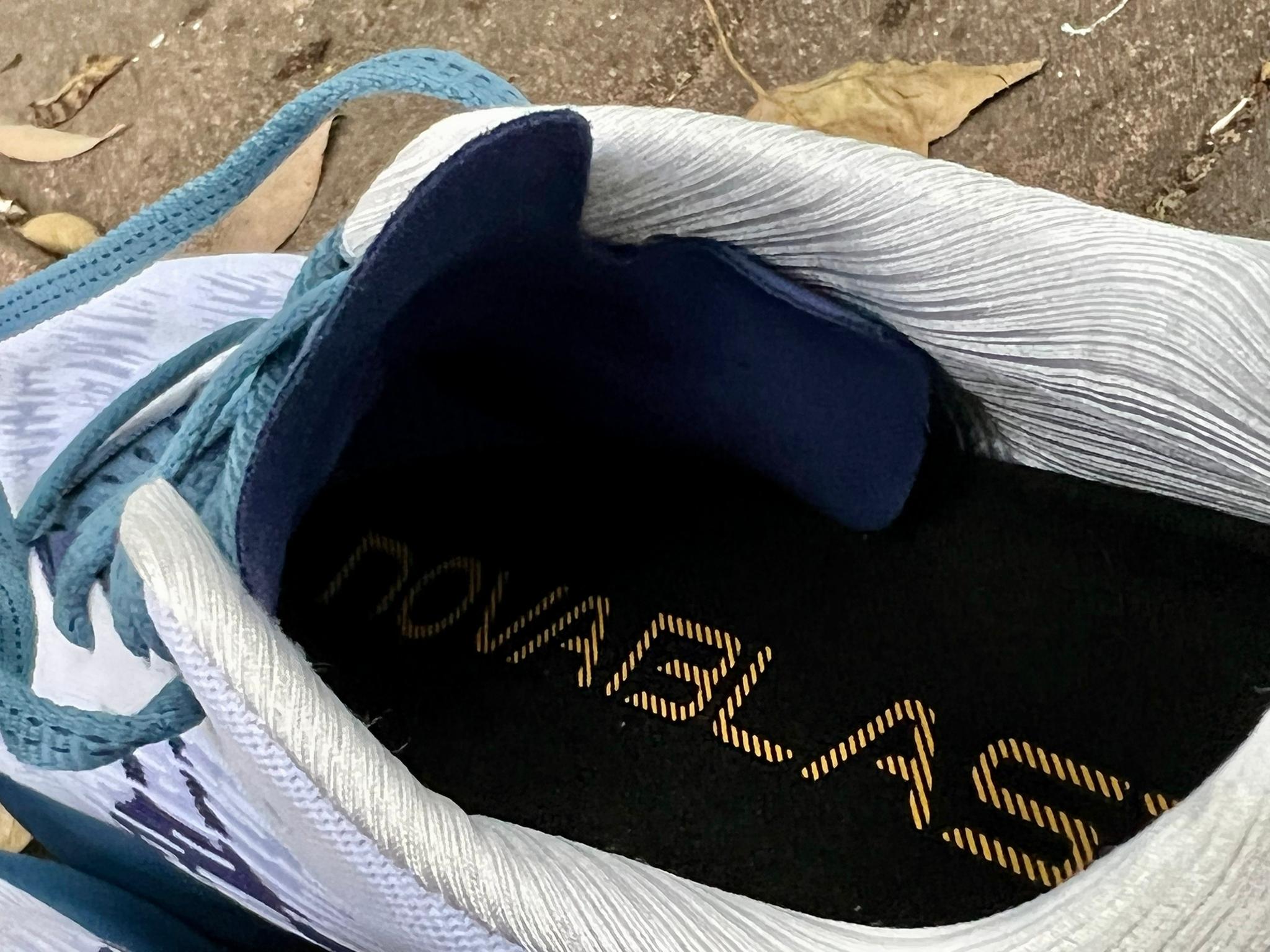 後腳跟有加硬,加強支撐能力。