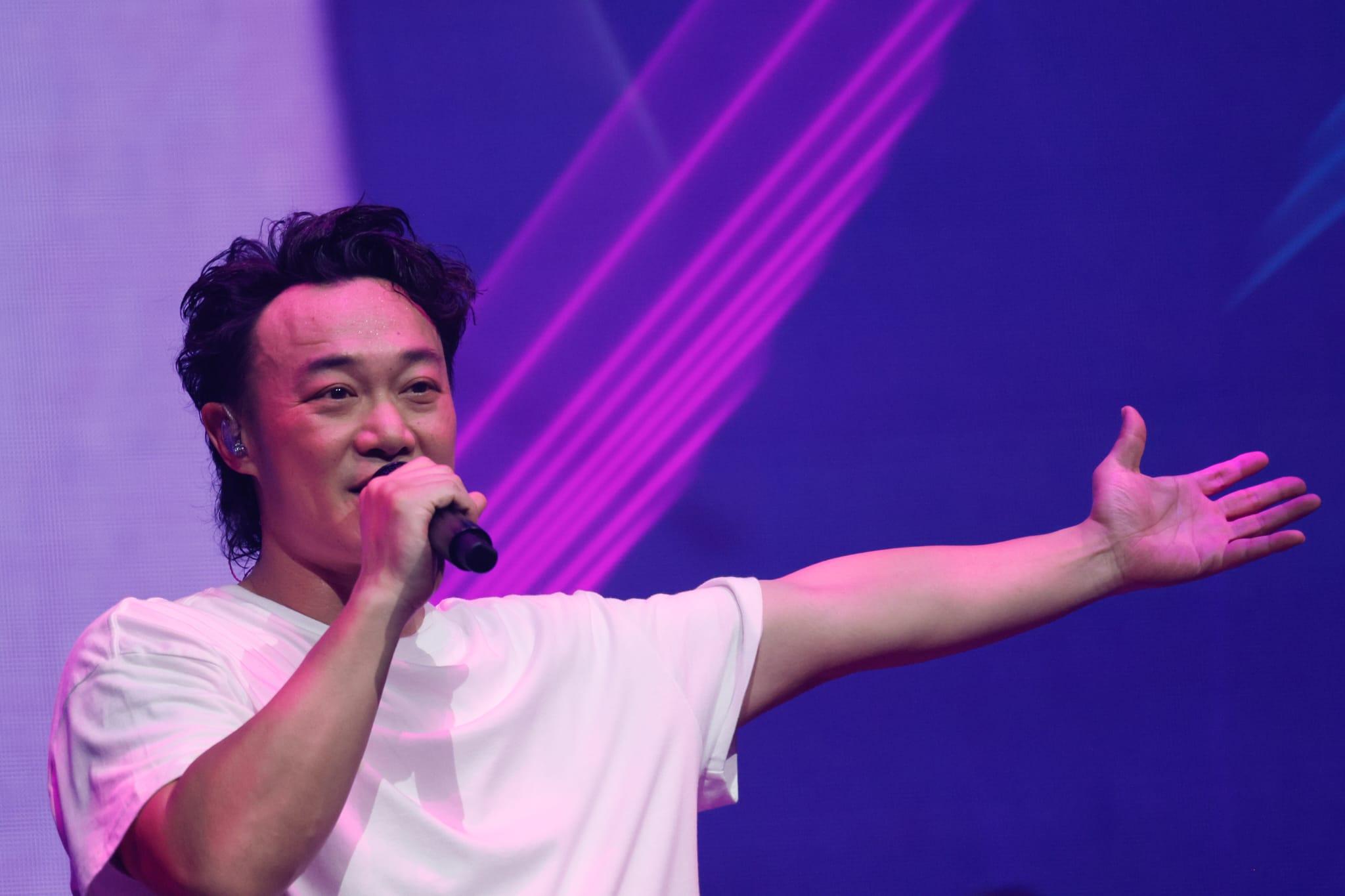 Eason在encore時唱《大個女》送給女兒及所有下一代,寄語要開心生活。(蘇文傑攝)