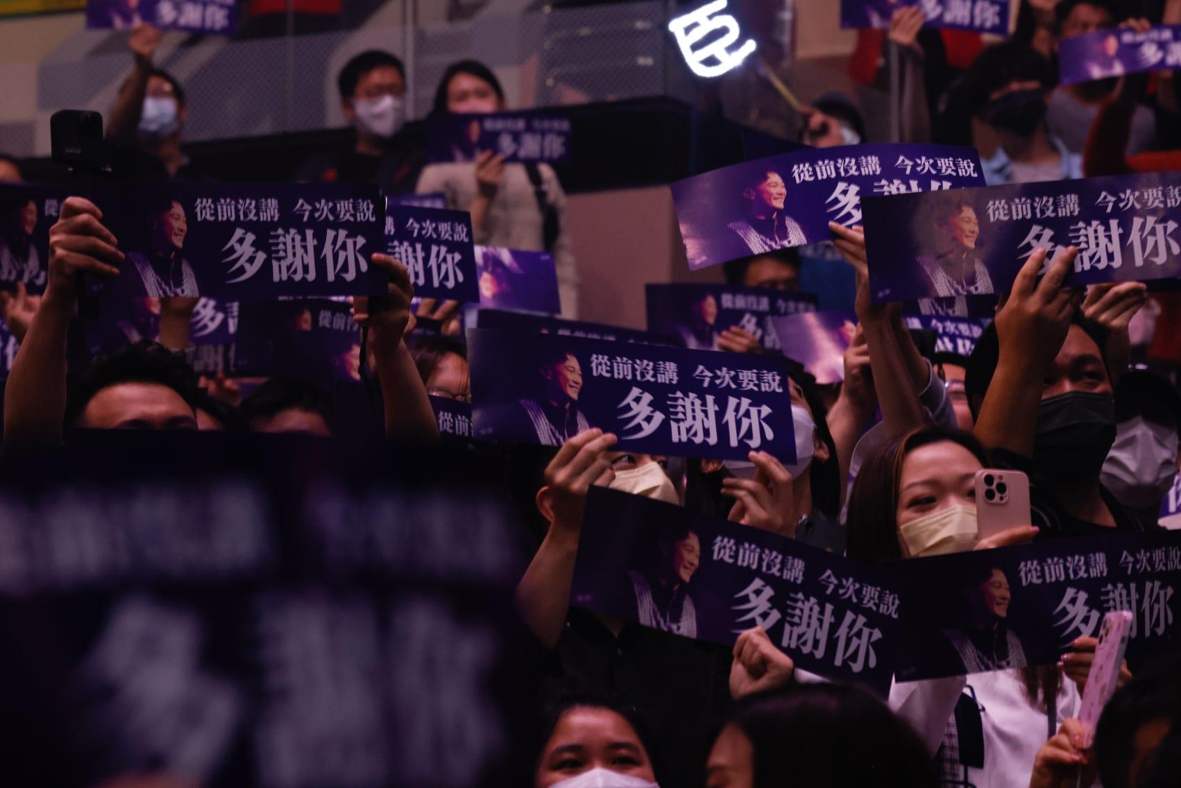 在talk環節開始前,歌迷舉起印有Eason樣子及《天下無雙》歌詞的手幅。(蘇文傑攝)