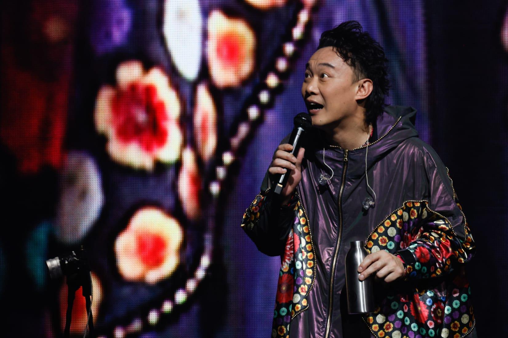 Eason看到全場歌迷舉起手幅大合唱《天下無雙》,甚表驚訝。(蘇文傑攝)