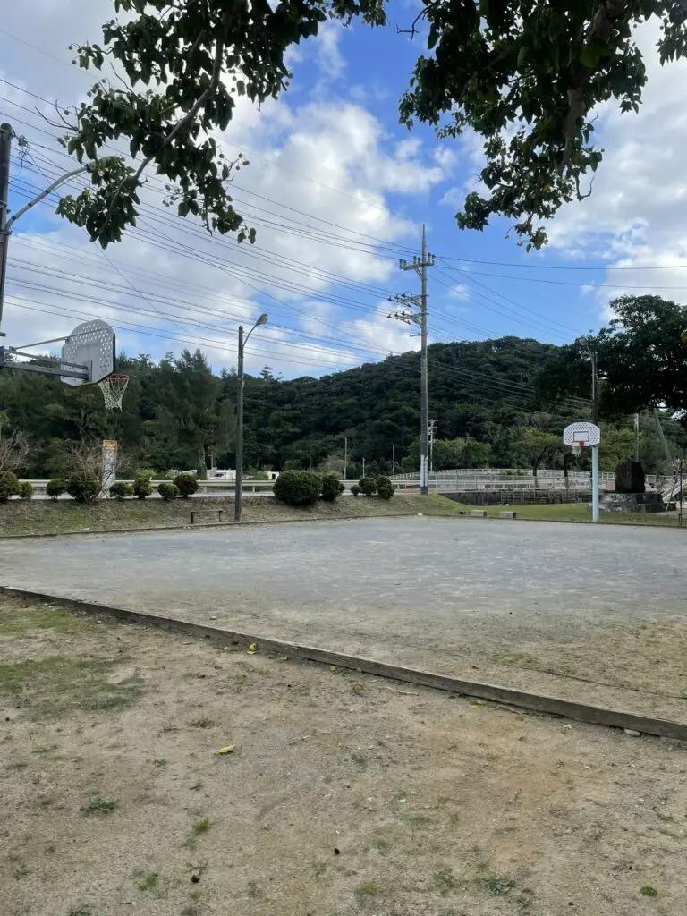 《The First Slam Dunk》裡,宮城良田小時候跟宮城宗太打籃球的籃球場,原型是沖繩名護市汀間區的一個籃球場,同樣在海邊,擁有獨特的籃板形狀。(圖片:網絡圖片)