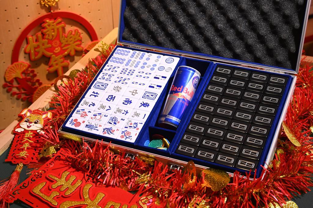 麻雀內裏有一罐Red Bull能量飲料,以及全副麻雀(骰子、計風器、麻雀)。