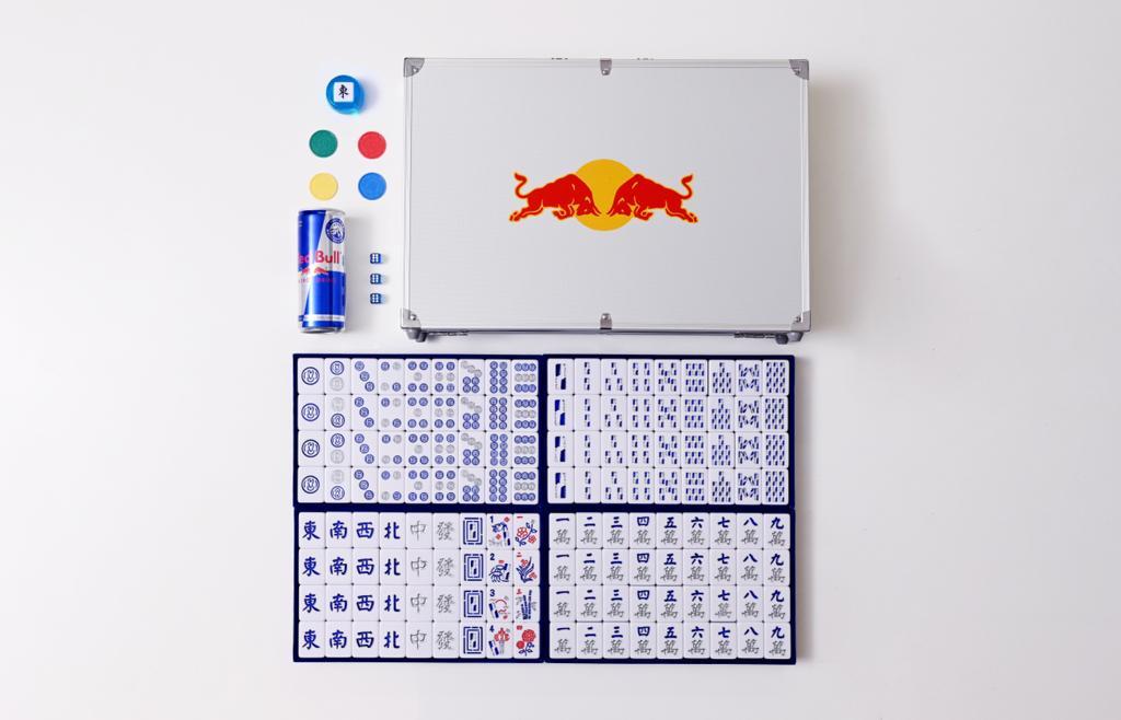 麻雀牌面圖案的色彩選用 Red Bull 獨有的藍、紅及飲品罐的銀色為主調。