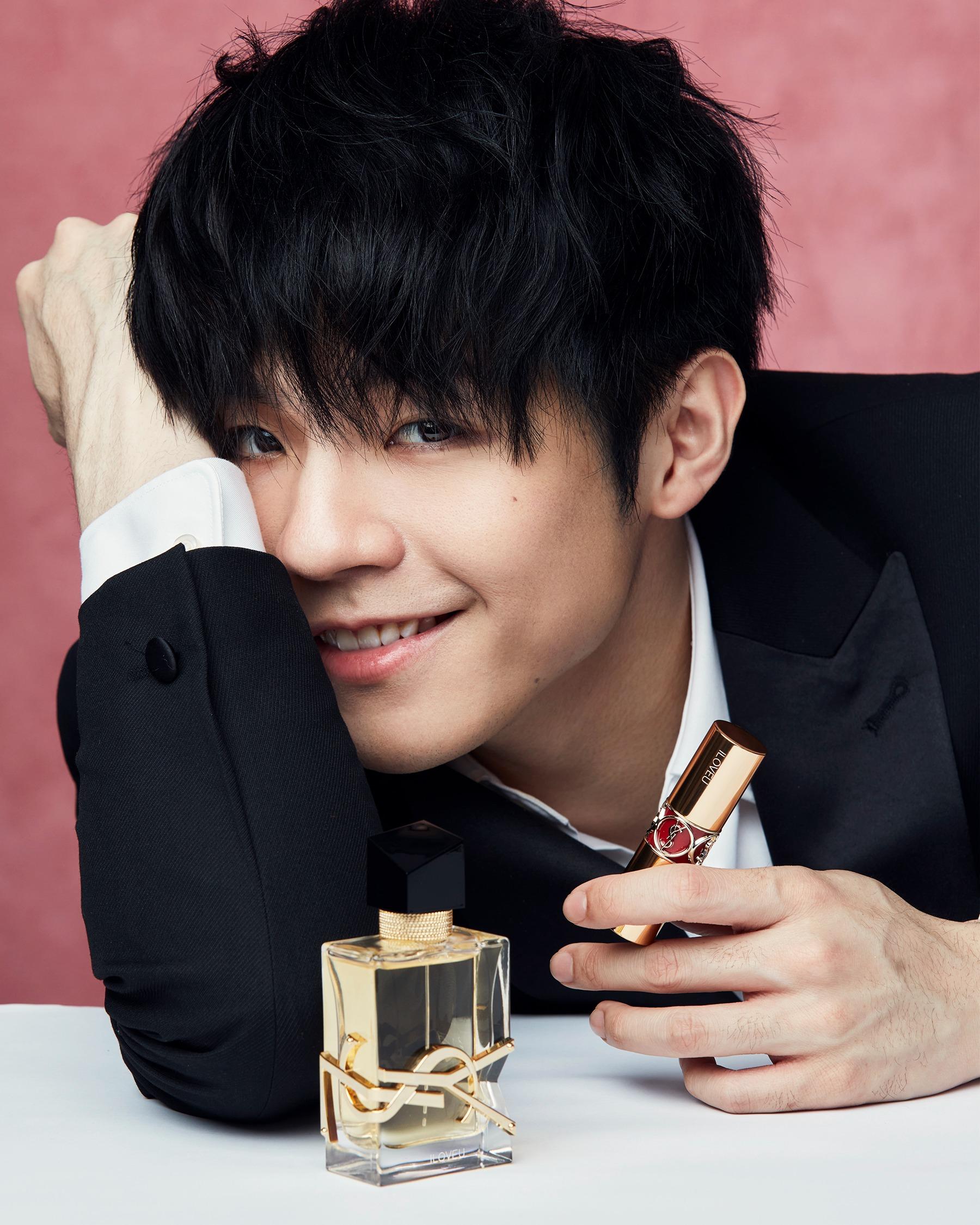 情人節禮物推介2023︱YSL Beauté 提供刻字服務,在香水、化妝品或護膚品上,以高科技打印或工藝刻字方式,寫上個人訊息或YSL經典圖案,製作成專屬禮物。