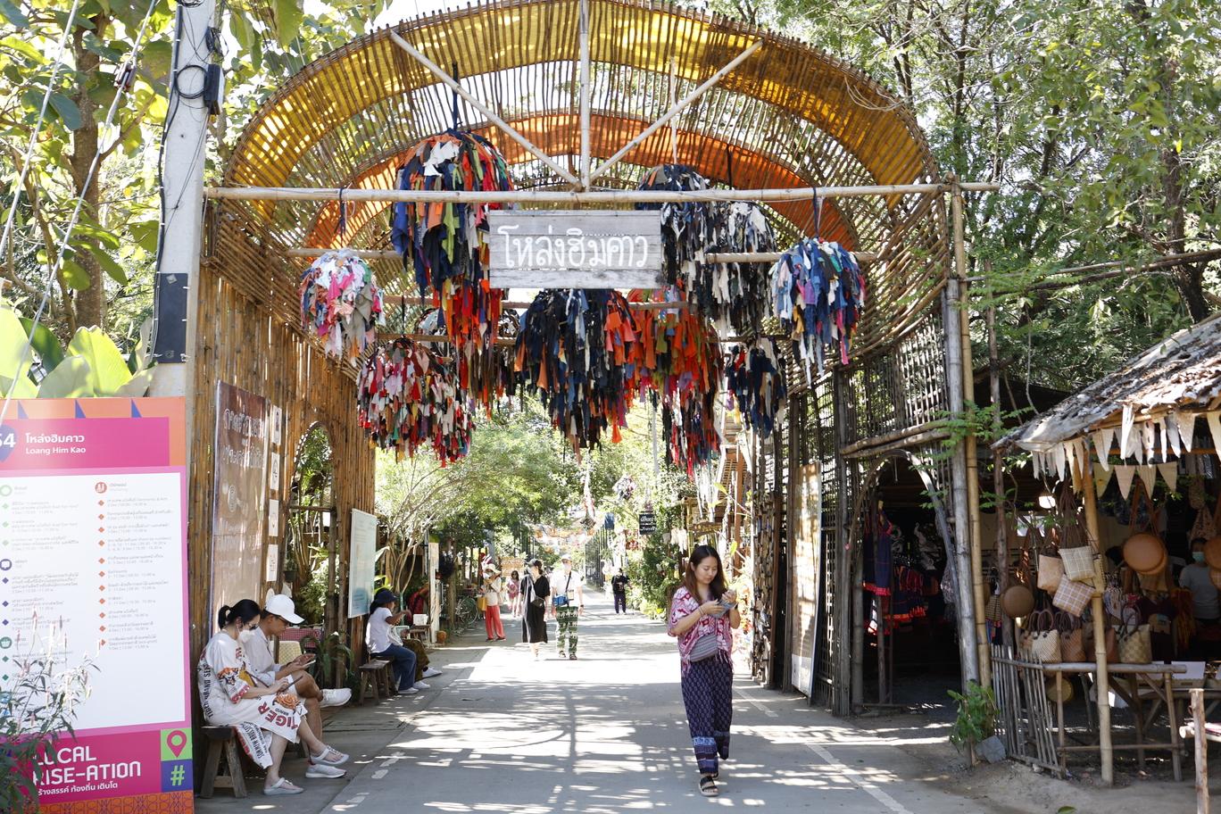 Cham Cha Market被一大片樹木包圍,亦有大量文青感十足的裝飾。(劉韻瑩攝)