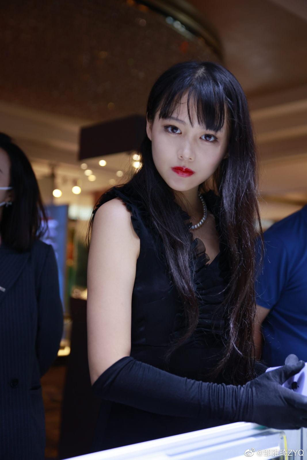 內地大學生用208元人民幣扮名媛。