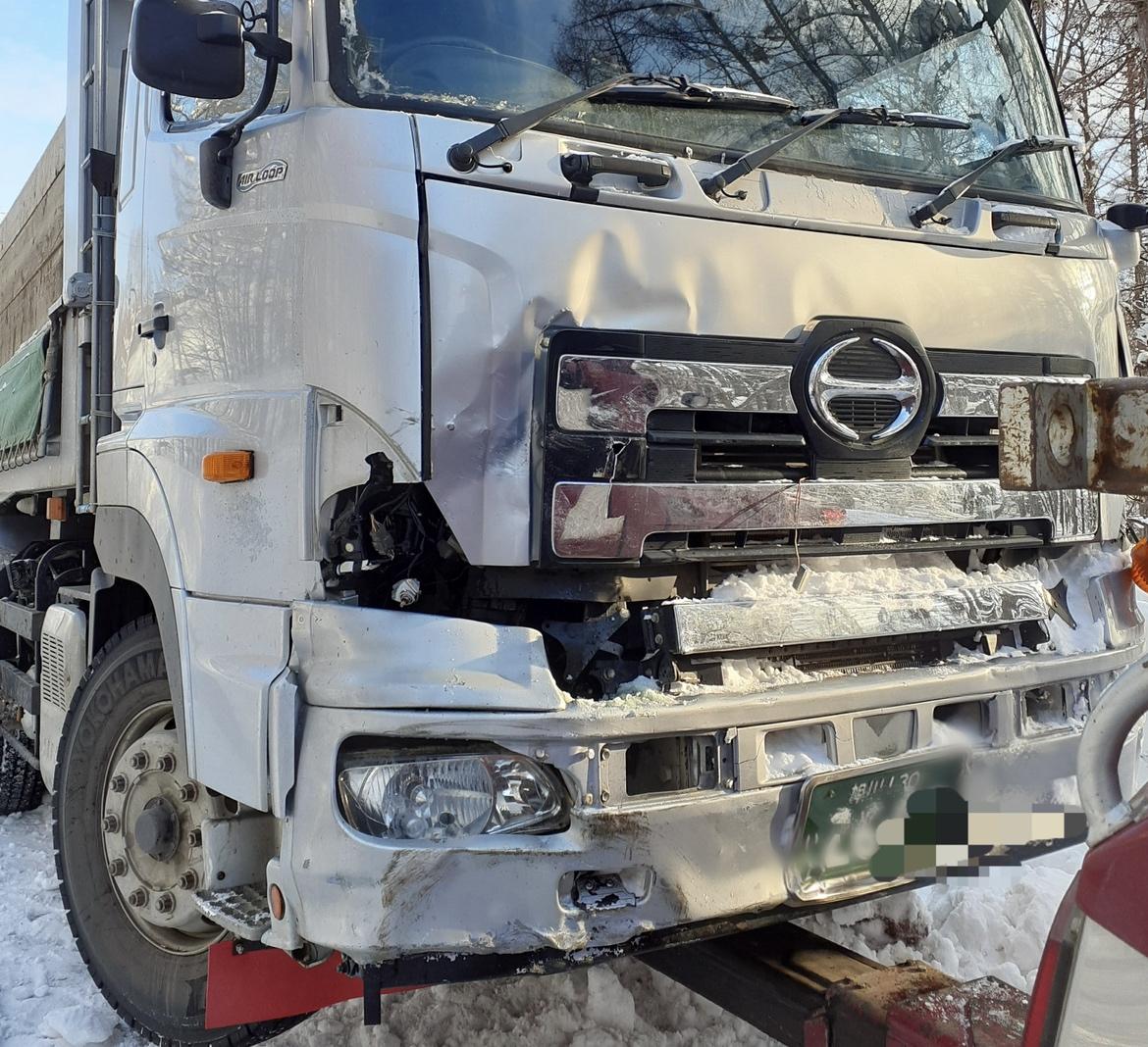 與遊客相碰的貨車。(北海道文化放送圖片)